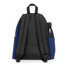 Carica l'immagine nel visualizzatore di Gallery, Zaino Eastpak Day Pak'R Suit Blue 24L Porta PC 14” Resistente all’Acqua