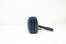 Carica l'immagine nel visualizzatore di Gallery, Pochette Uomo in Vera Pelle Martellata a 3 Scomparti con Zip Blu