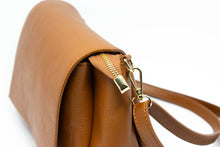 Carica l'immagine nel visualizzatore di Gallery, Borsa a Tracolla in Vera Pelle Cuoio Made in Italy - Crossbody Artigianale con Patta
