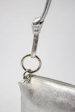 Carica l'immagine nel visualizzatore di Gallery, Borsa a Spalla Argento in Vera Pelle - Made in Italy Artigianale