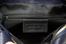 Carica l'immagine nel visualizzatore di Gallery, Borsa a Tracolla in Vera Pelle Blu Made in Italy - Crossbody Artigianale con Patta