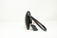 Carica l'immagine nel visualizzatore di Gallery, Pochette Uomo in Vera Pelle Martellata da Polso Piatta con Zip Nero
