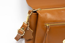 Carica l'immagine nel visualizzatore di Gallery, Borsa a Tracolla in Vera Pelle Cuoio Made in Italy - Crossbody Artigianale con Patta

