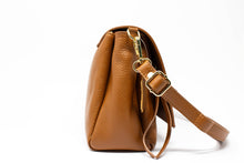 Carica l'immagine nel visualizzatore di Gallery, Borsa a Tracolla in Vera Pelle Cuoio Made in Italy - Crossbody Artigianale con Patta
