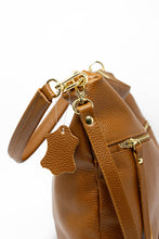 Carica l'immagine nel visualizzatore di Gallery, Borsa a Mano e Spalla in Pelle Martellata Cuoio - Hobo Bag Artigianale Made in Italy

