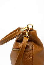 Carica l'immagine nel visualizzatore di Gallery, Borsa a Mano e Spalla in Pelle Martellata Cuoio - Hobo Bag Artigianale Made in Italy
