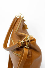 Carica l'immagine nel visualizzatore di Gallery, Borsa a Mano e Spalla in Pelle Martellata Cuoio - Hobo Bag Artigianale Made in Italy
