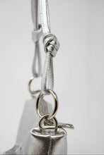Carica l'immagine nel visualizzatore di Gallery, Borsa a Spalla Argento in Vera Pelle - Made in Italy Artigianale
