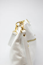 Carica l'immagine nel visualizzatore di Gallery, Borsa a Mano e Spalla in Pelle Martellata Bianca - Hobo Bag Artigianale Made in Italy
